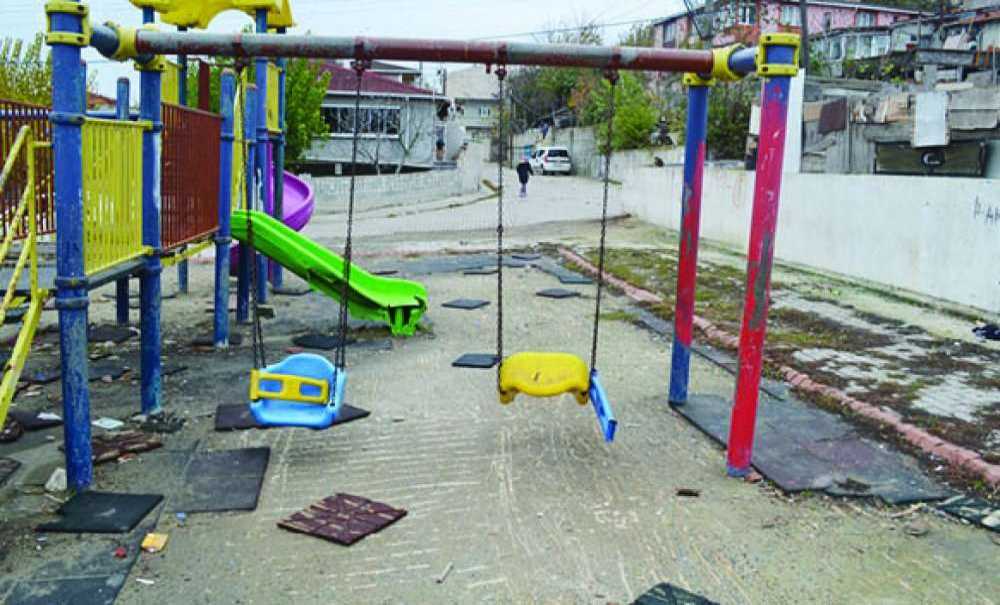 Nusratiye Mahallesi'ndeki Park Dökülüyor