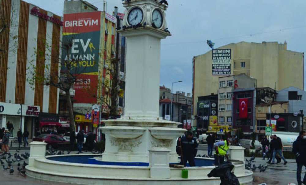 Bazı Vatandaşlar Eline Ne Geçerse Havuza Atıyor