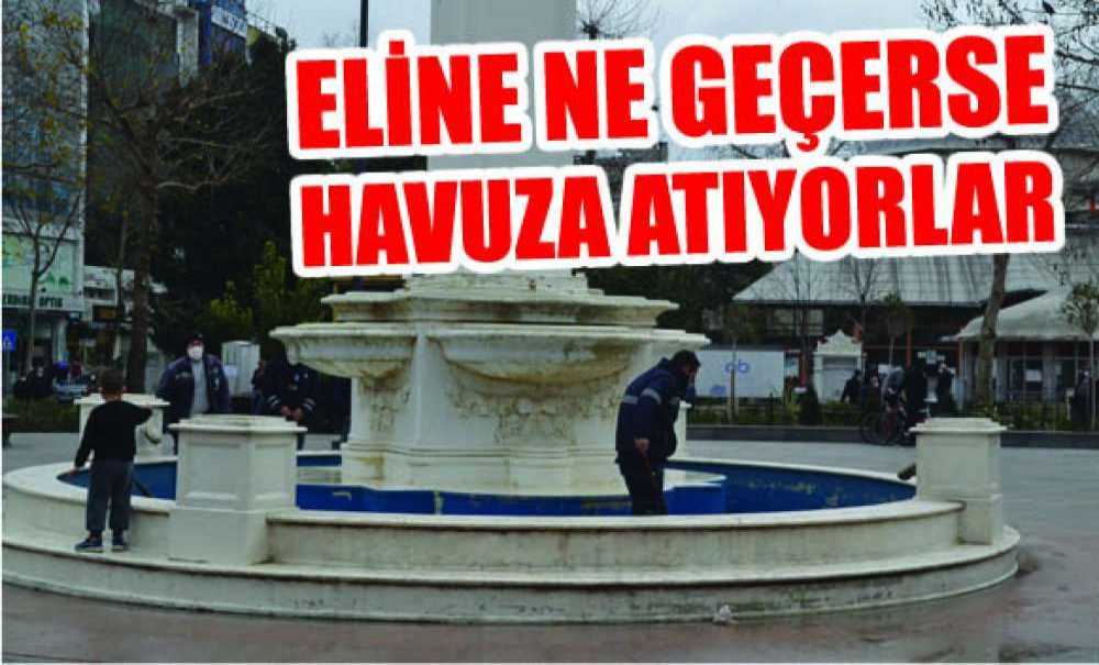 Bazı Vatandaşlar Eline Ne Geçerse Havuza Atıyor