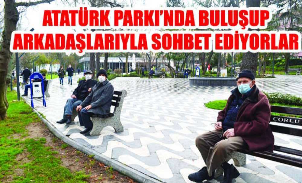 Atatürk Parkı'nda Buluşup Arkadaşlarıyla Sohbet Ediyorlar
