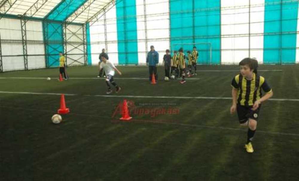 Fenerbahçeliler Derneği Futbol Okulu Çalışmalarını Sürdürüyor