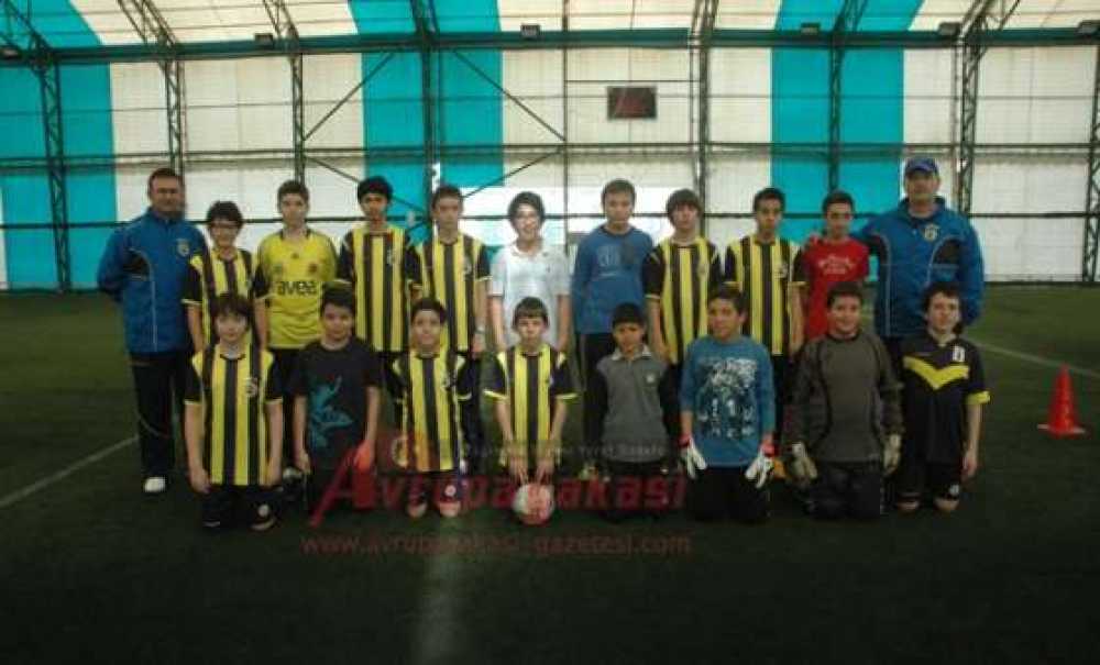Fenerbahçeliler Derneği Futbol Okulu Çalışmalarını Sürdürüyor