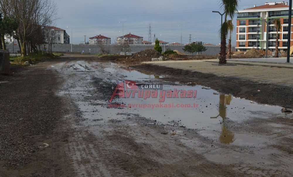 Vatandaşlar Çamurdan Biran Önce Kurtulmak İstiyor