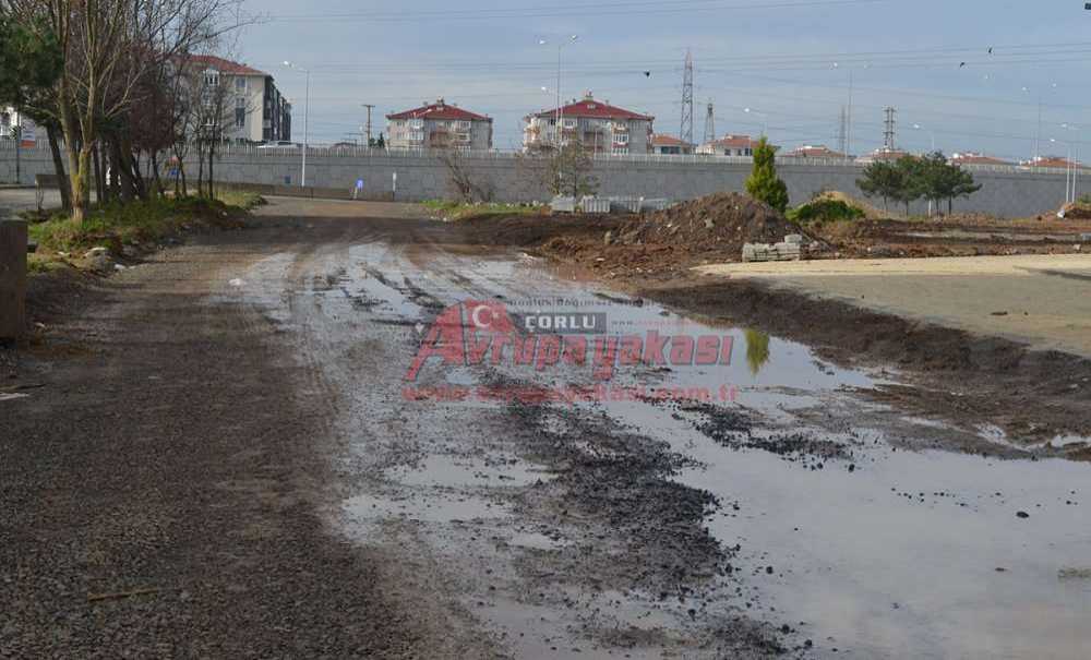 Vatandaşlar Çamurdan Biran Önce Kurtulmak İstiyor