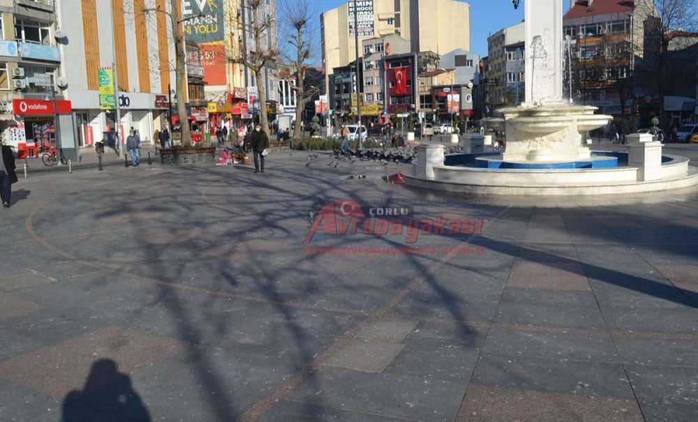 “Cumhuriyet Meydanı'ndaki Kuş Pislikleri Temizlensin”