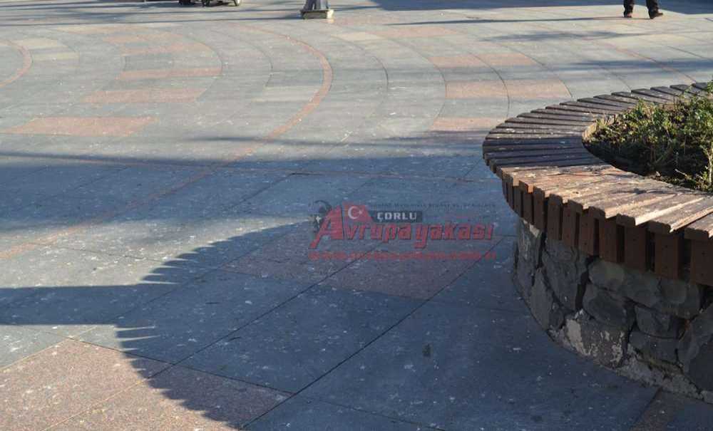 “Cumhuriyet Meydanı'ndaki Kuş Pislikleri Temizlensin”