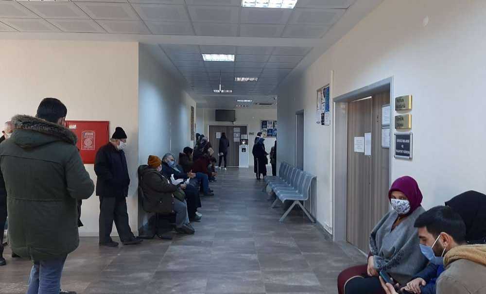 Randevulu Olmasına Rağmen Nüfus Müdürlüğünün Önü Yine Kalabalık