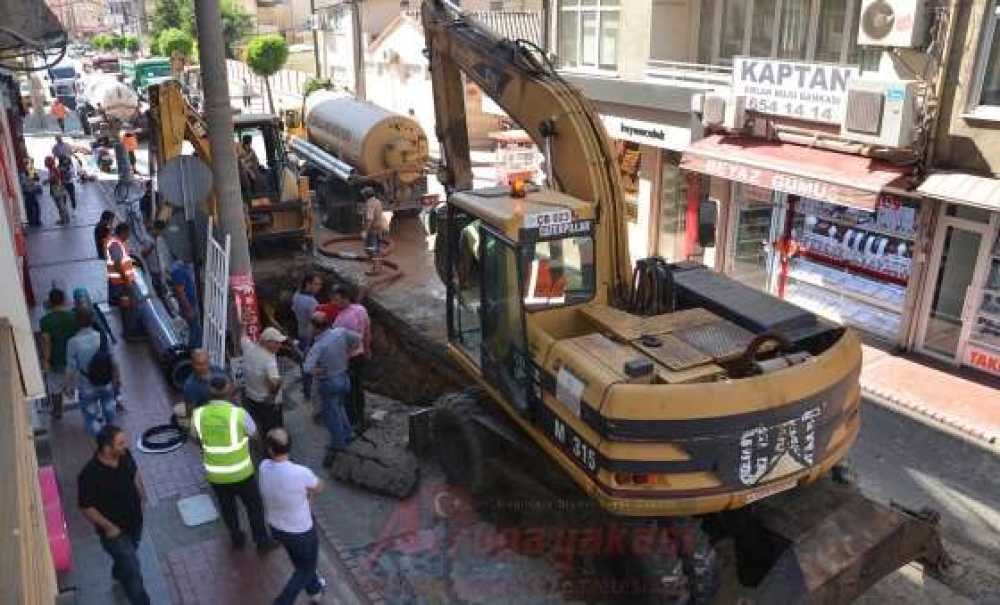 Ana Su Hattı Yine Patladı