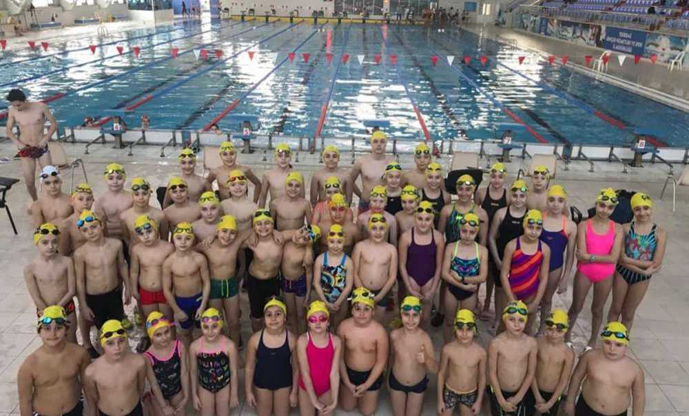 Çbsk Minik Yüzücüleri Dereceyle Döndü