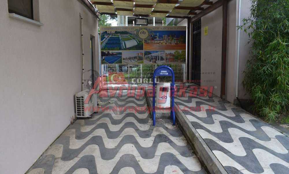 Hem Kapalı Hem De Etrafı Pislik İçinde