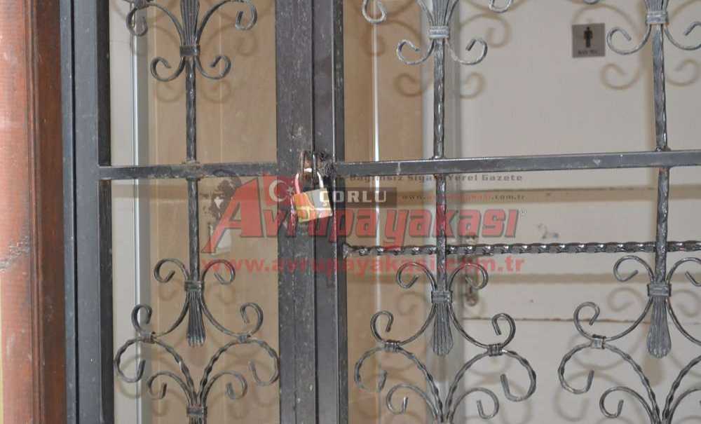 Hem Kapalı Hem De Etrafı Pislik İçinde