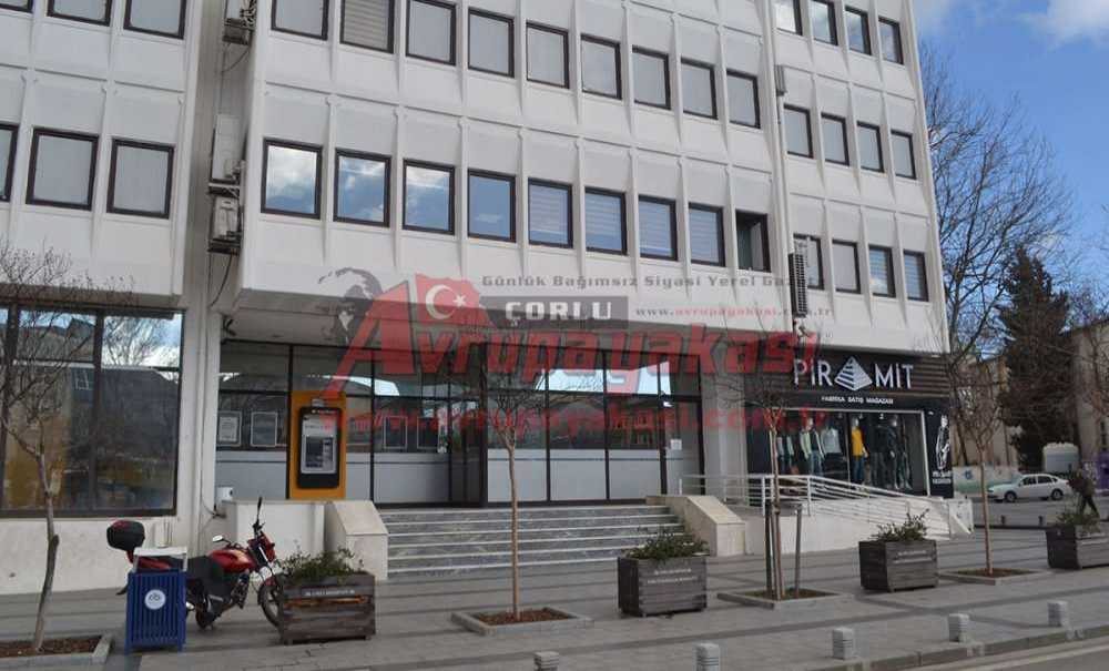 Belediyenin Önündeki Saksıları Gören Yok Mu?