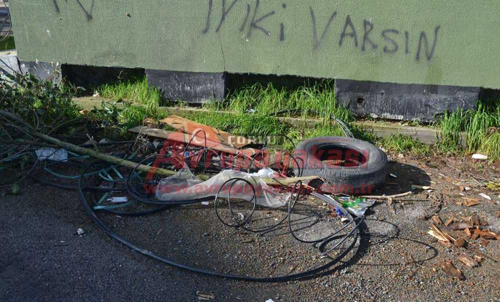 Açıkta Bulunan Kablolar Vatandaşı Korkutuyor