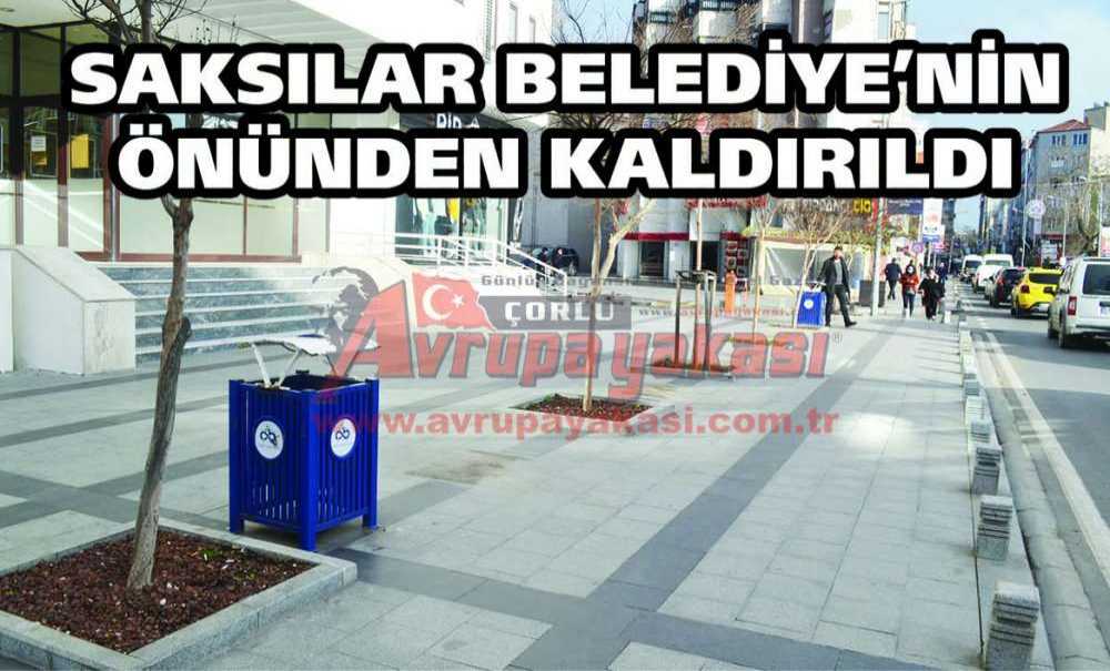 Saksılar Belediye'nin Önünden Kaldırıldı