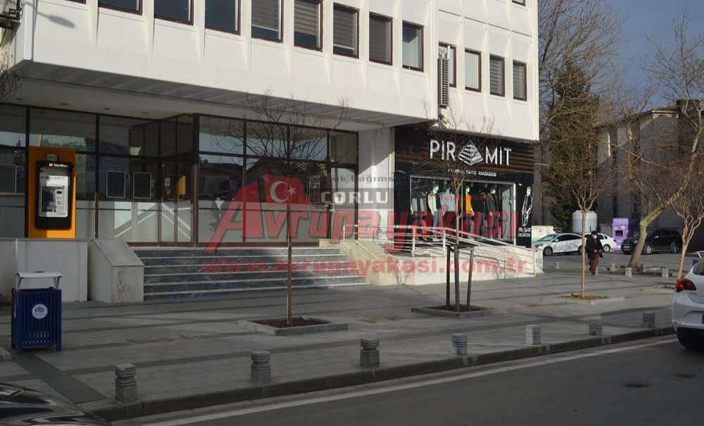 Saksılar Belediye'nin Önünden Kaldırıldı