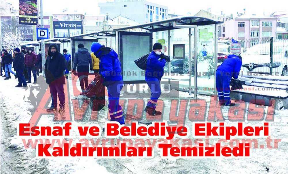 Esnaf Ve Belediye Ekipleri Kaldırımları Temizledi