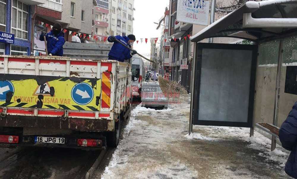 Esnaf Ve Belediye Ekipleri Kaldırımları Temizledi