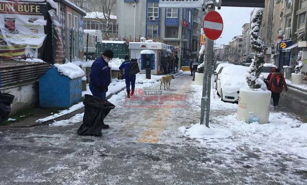Esnaf Ve Belediye Ekipleri Kaldırımları Temizledi