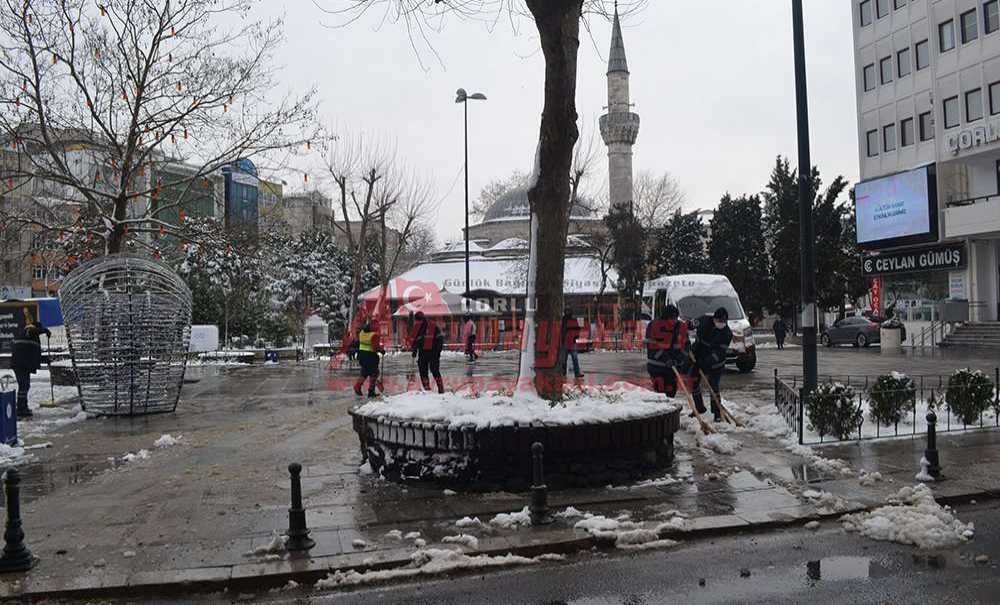 Esnaf Ve Belediye Ekipleri Kaldırımları Temizledi