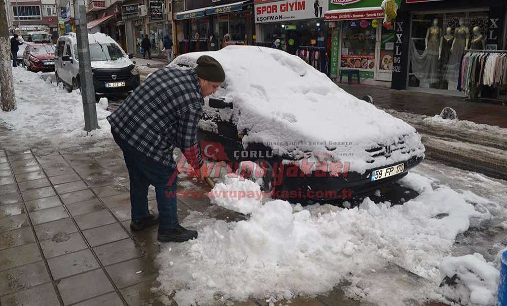 Esnaf Ve Belediye Ekipleri Kaldırımları Temizledi