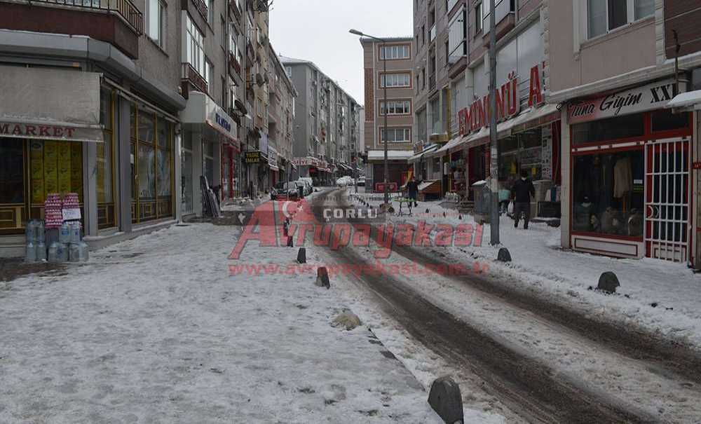 Esnaf Ve Belediye Ekipleri Kaldırımları Temizledi