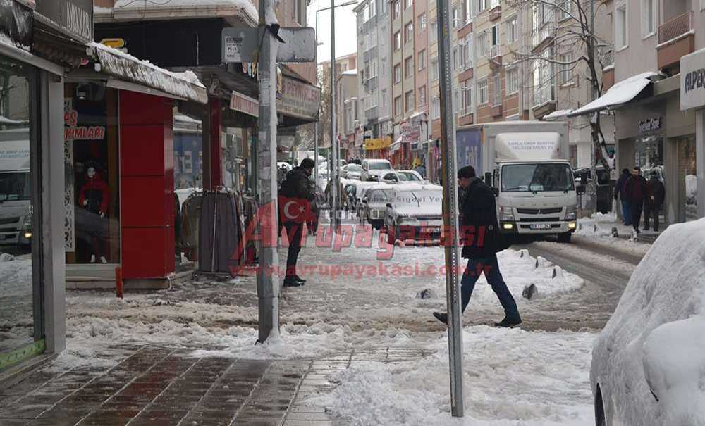 Esnaf Ve Belediye Ekipleri Kaldırımları Temizledi