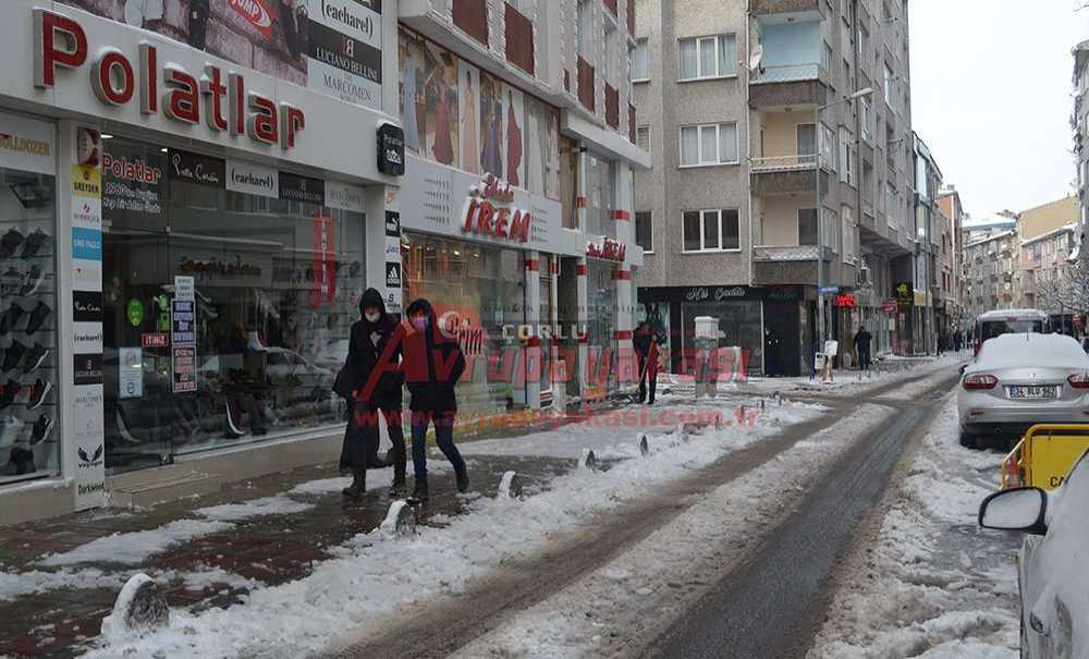 Esnaf Ve Belediye Ekipleri Kaldırımları Temizledi