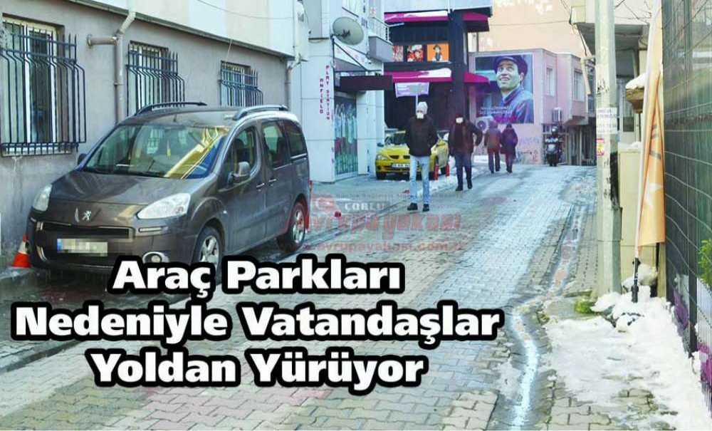 Araç Parkları Nedeniyle Vatandaşlar Yoldan Yürüyor