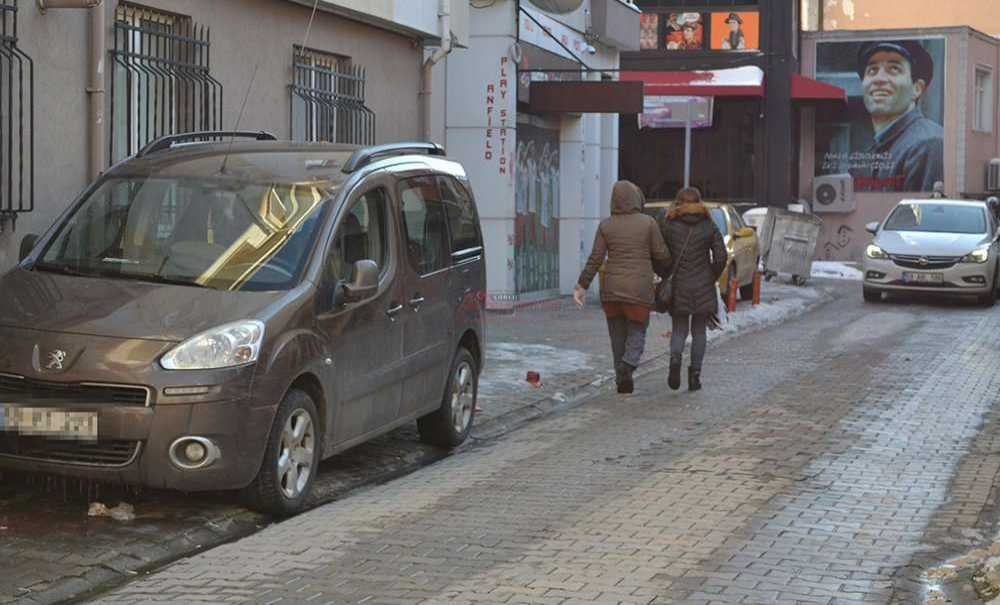 Araç Parkları Nedeniyle Vatandaşlar Yoldan Yürüyor