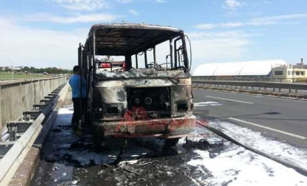 Seyir Halindeki Yolcu Minibüsü Alev Aldı