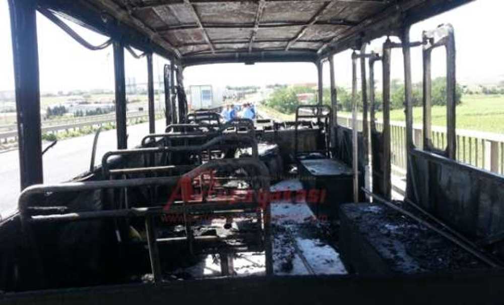 Seyir Halindeki Yolcu Minibüsü Alev Aldı