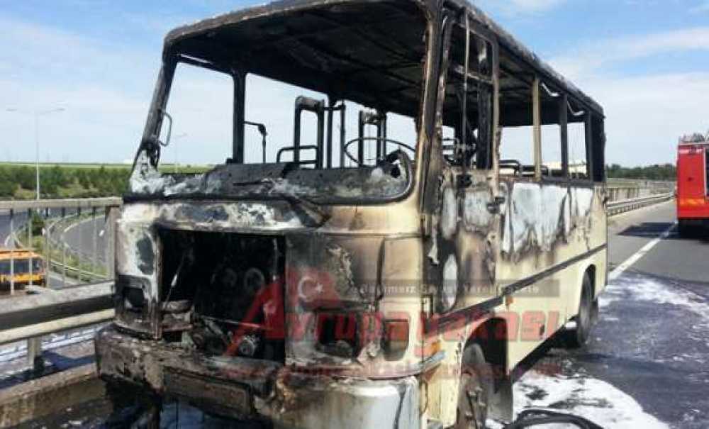 Seyir Halindeki Yolcu Minibüsü Alev Aldı