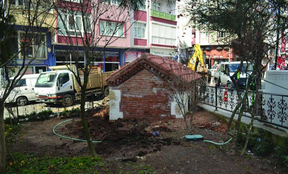 Tarihi Çeşmenin Başına Gelmeyen Kalmadı