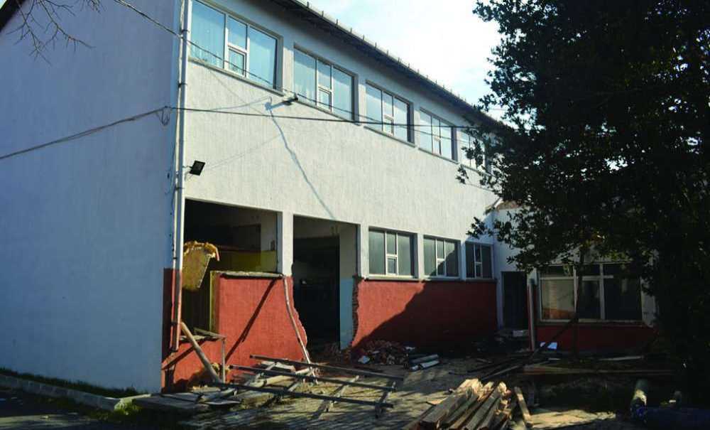 Tarihi Okulun Yıkımına Başlandı