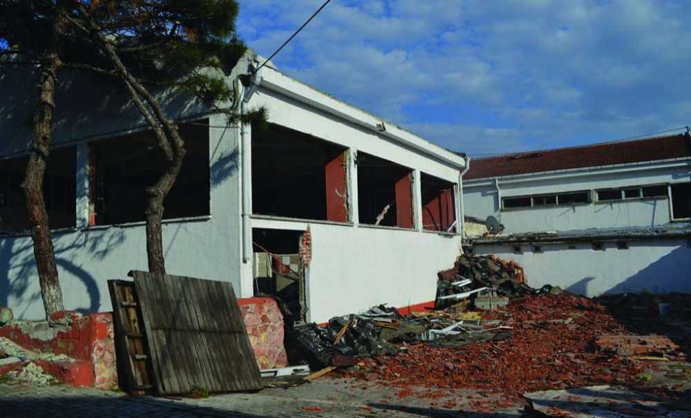 Tarihi Okulun Yıkımına Başlandı