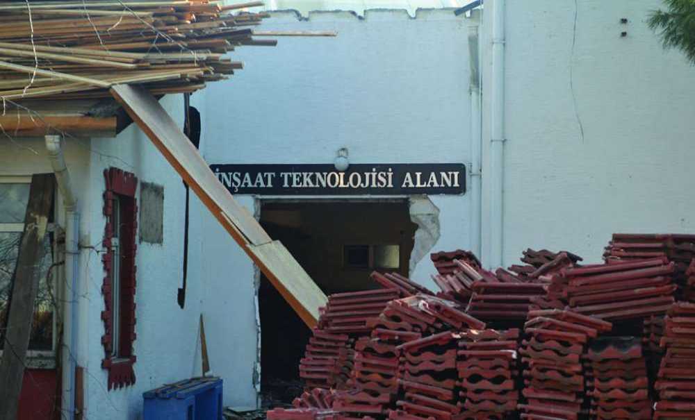 Tarihi Okulun Yıkımına Başlandı