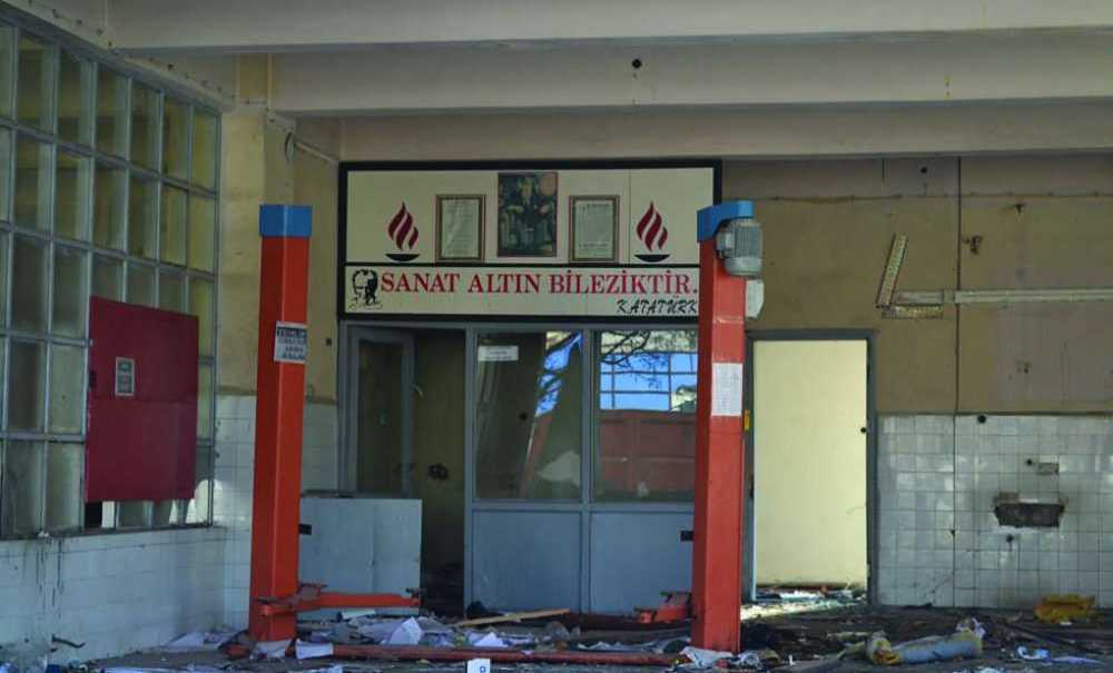 Tarihi Okulun Yıkımına Başlandı