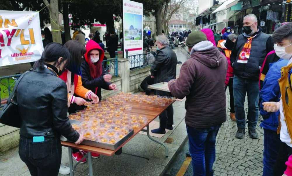 Galatasaray Taraftarı, Çanakkale Şehitleri İçin Lokma Dağıttı