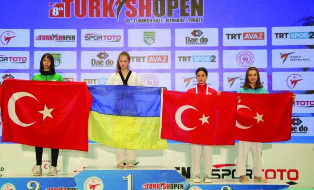 Halk Eğitim Merkezi Sporcularından Çorlu'ya Çifte Gurur
