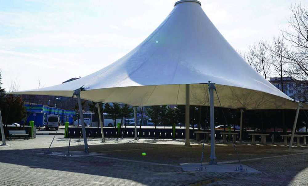 Merkez Camii'ne Modern Tente