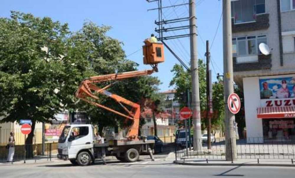 Elektrik Direği Aşırı Yüklenmeye Dayanamadı