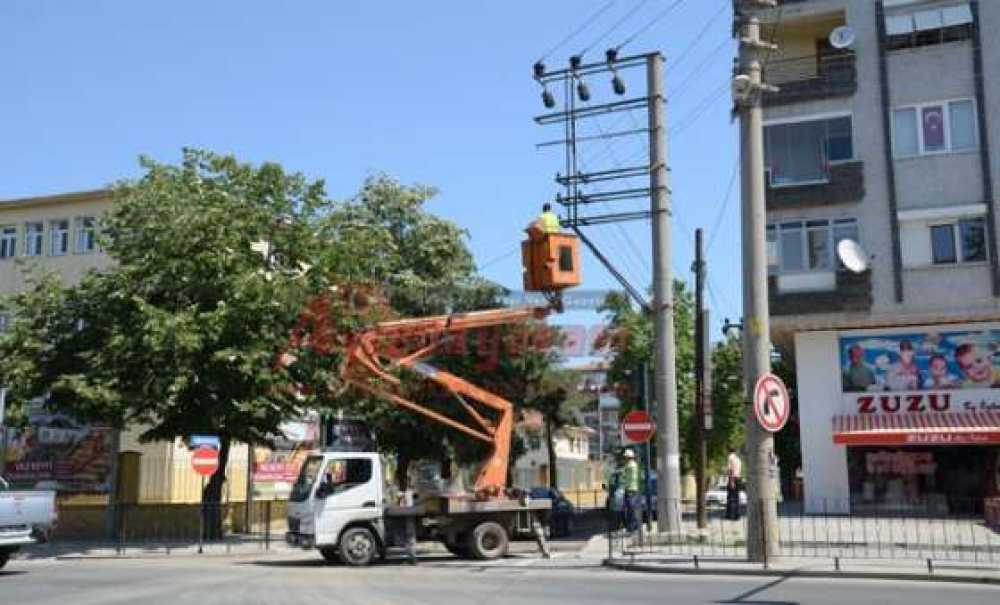Elektrik Direği Aşırı Yüklenmeye Dayanamadı