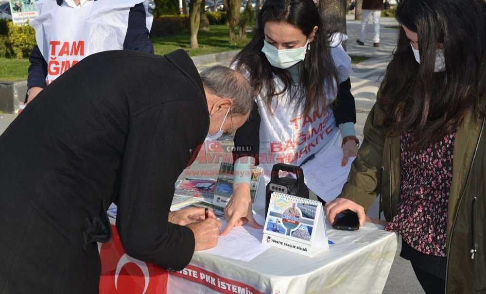 Atatürk Meydanı'na ‘Hdp Kapatılsın' Standı Açıldı