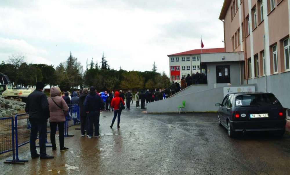 Oy Vermek İçin Saatlerce Beklediler!!!