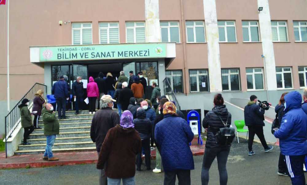 Oy Vermek İçin Saatlerce Beklediler!!!