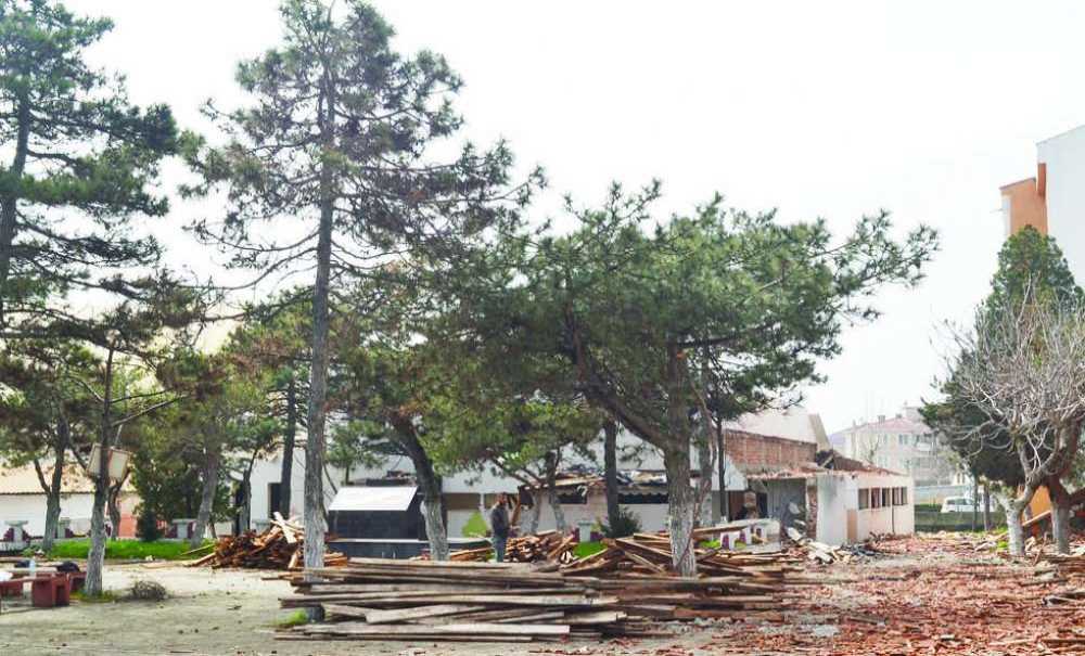 Tarihi Okulun Yıkımı Devam Ediyor