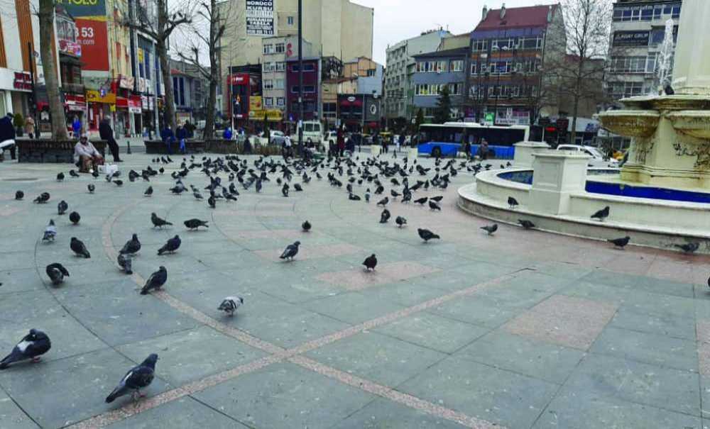 Yüzlerce Çocuğun Oyun Oynadığı Meydan Pislik İçinde