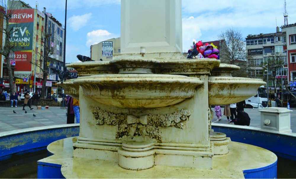 Cumhuriyet Meydanı'ndaki Havuza Bakım Yapıldı