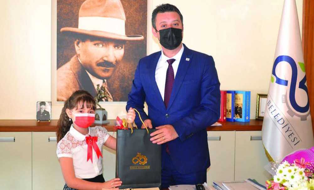 Başkan Sarıkurt Koltuğu Minik Ebrar Tezcan'a Devretti