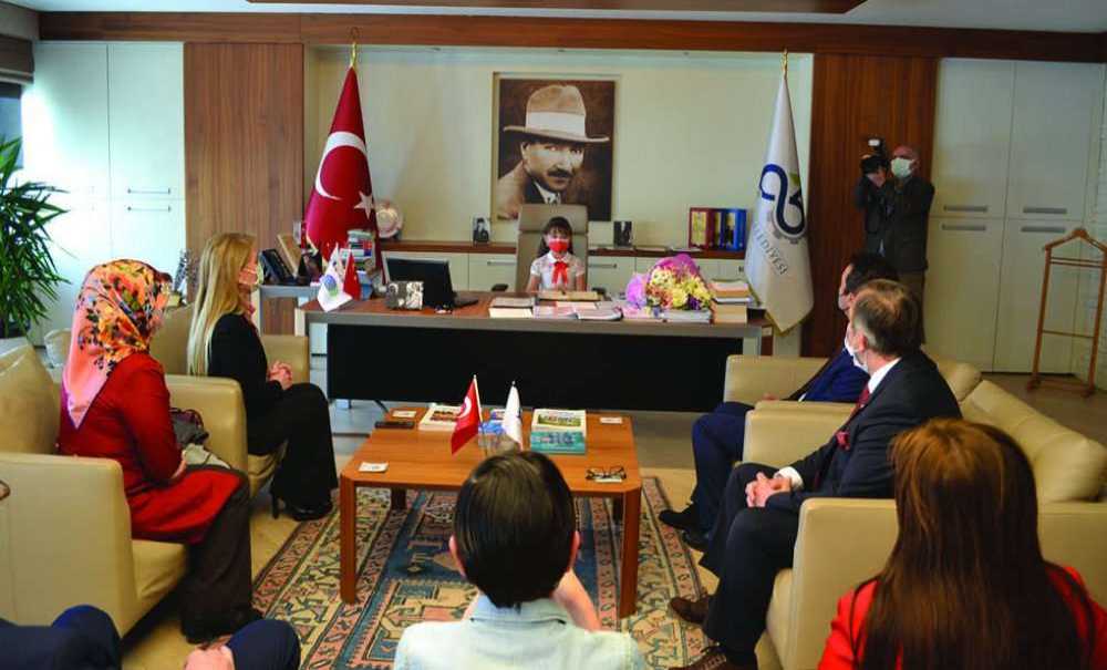 Başkan Sarıkurt Koltuğu Minik Ebrar Tezcan'a Devretti